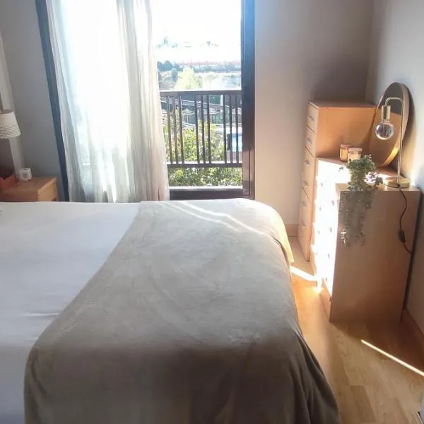 Apartamento luminoso cerca de Plenilunio y aeropuerto con garaje, piscina y vigilancia 24h, se hace factura si es necesario, khách sạn ở Madrid