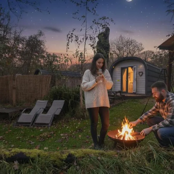 Viesnīca Emlyn's Coppice - Luxury Woodland Glamping pilsētā Holivela