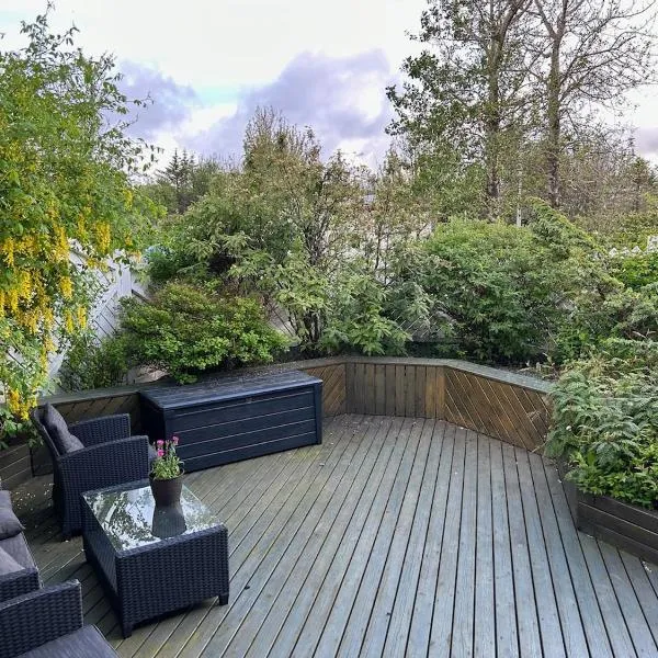 Spacious Family Home with Hot Tub near KEF Airport, hotel em Keflavík