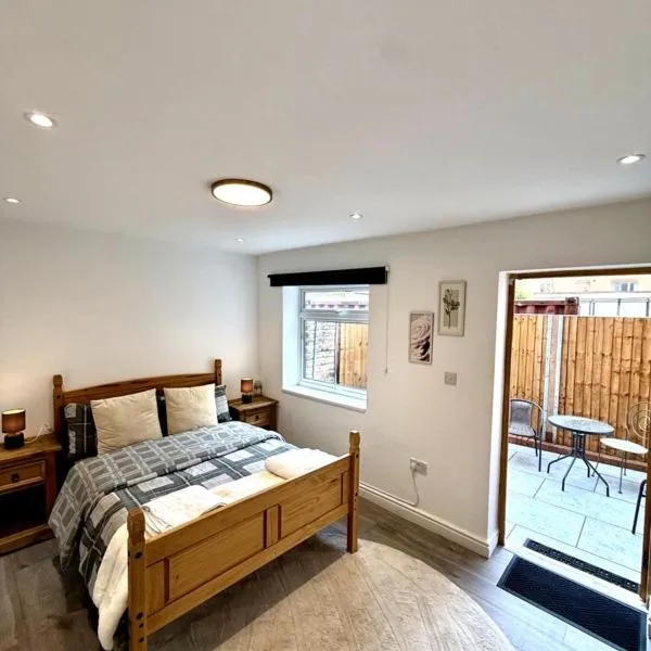 Stylish Apartment with Private Garden Near Victoria Park East London, hotell i London