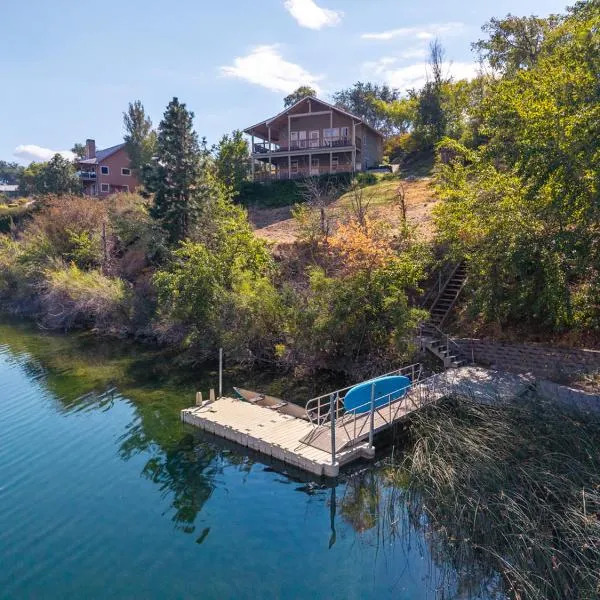 Lakefront Cottage - Hot Tub - Private Dock - Near Chelan, hotel v mestu Manson