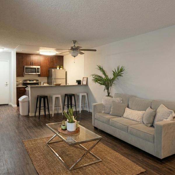 Modern 2BR Hollywood Apt with Rooftop Pool, Free Parking & Close to Walk of Fame and Universal Studios, Los Ángeles