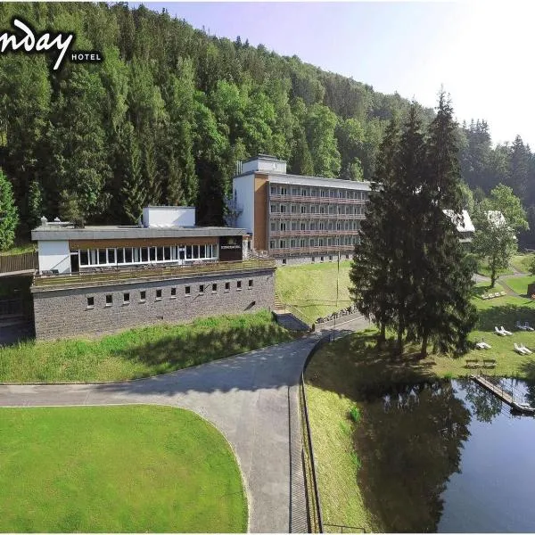 Sunday Schwarzbachtal Hideaway Resort โรงแรมในErlbach