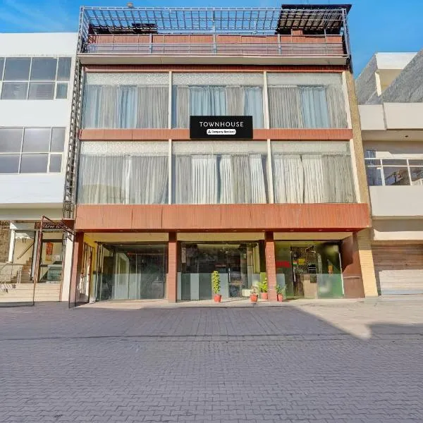 Super Townhouse by OYO Old Kalka Ambala Road Formerly Viraj inn: Zirakpur şehrinde bir otel