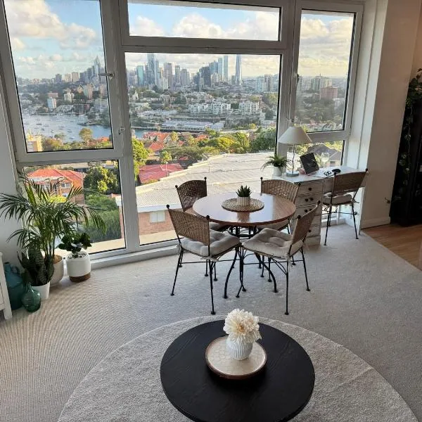 Breathtaking Harbour Bridge & Harbour Views, Corner Apartment, Free Parking, Hotel in Sydney