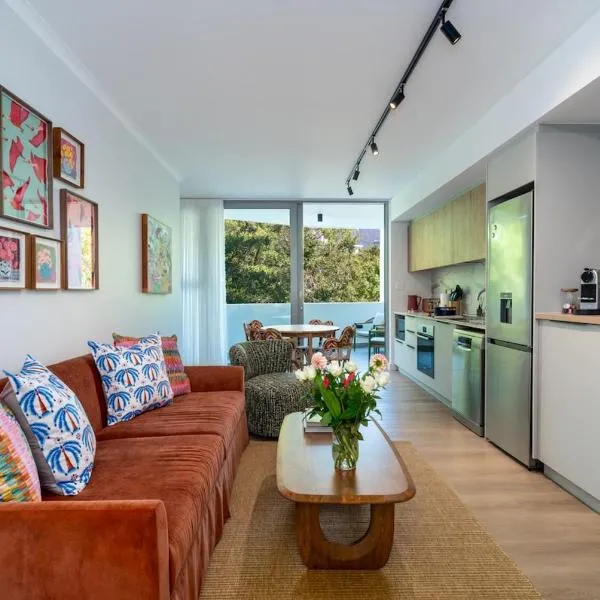Brand new two bed, two bath apartment in Claremont, Hotel in Kapstadt