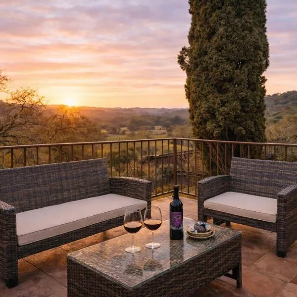 Healdsburg Wine Country Retreat with Private Patio, Fire Pit & Vineyard Views, hotel di Healdsburg