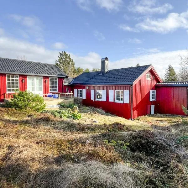 2 Bedroom Beautiful Home In Indre Nerøy, hotel di Ottersøy