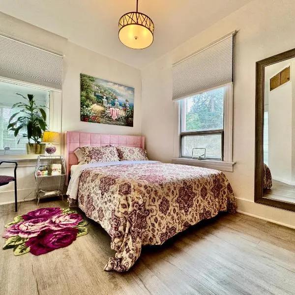 Seattle 2nd Floor House with 2 Queen Bedrooms and Extra Sofa Bed Located 10 minutes from SeaTac Airport and 20 minutes from Downtown, hotel em Seattle