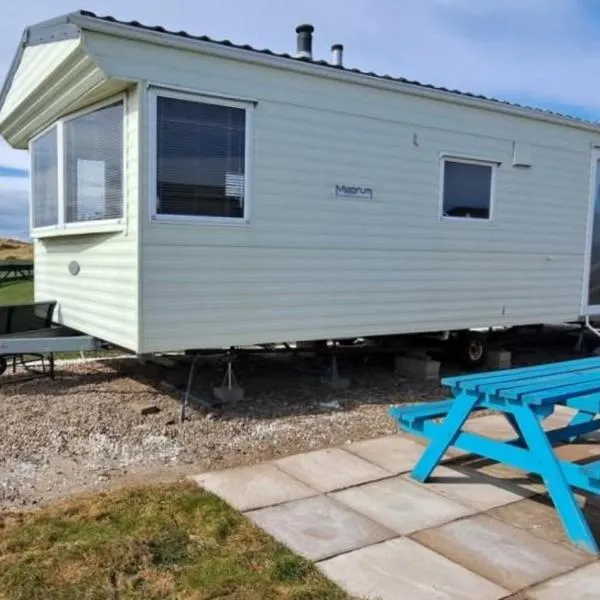 Aurora on the Dunes- Cozy Coastal Retreat with Scenic Views โรงแรมในLossiemouth