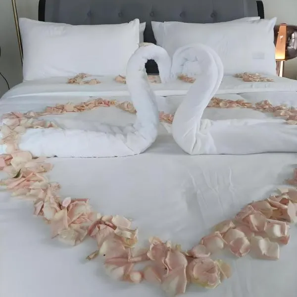 Luxurious Style 1 2 3 Bedrooms Apartment cross to Okada and near City of Dreams, Solaire, MOA, and Airport, hotel i Manila