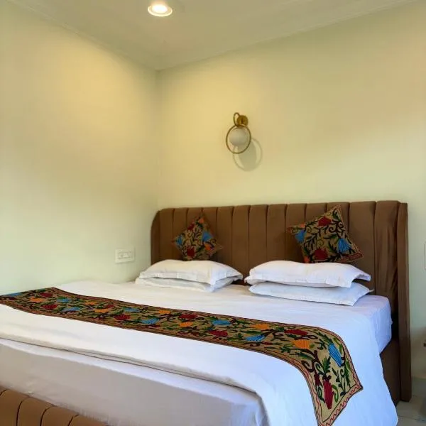 Hotel Crescent, hotel v destinaci Šrínagar