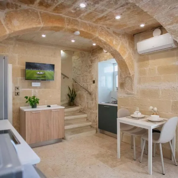 Il-Furjana में, होटल Hnejja Stays - Maltese Character Maisonette in Floriana- 5-Min Walk to Valletta