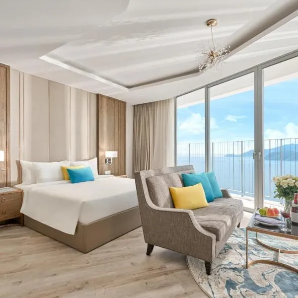 The Palms Suite Beachfront, отель в Нячанге