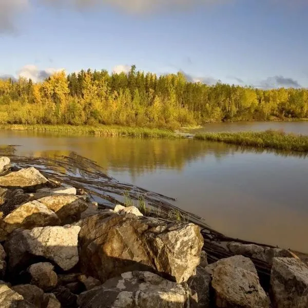 RiverSide Court Spacious Studio 1 Bedroom 2 Bedroom Fully Furnished Rental Thompson MB, hotel in Thompson