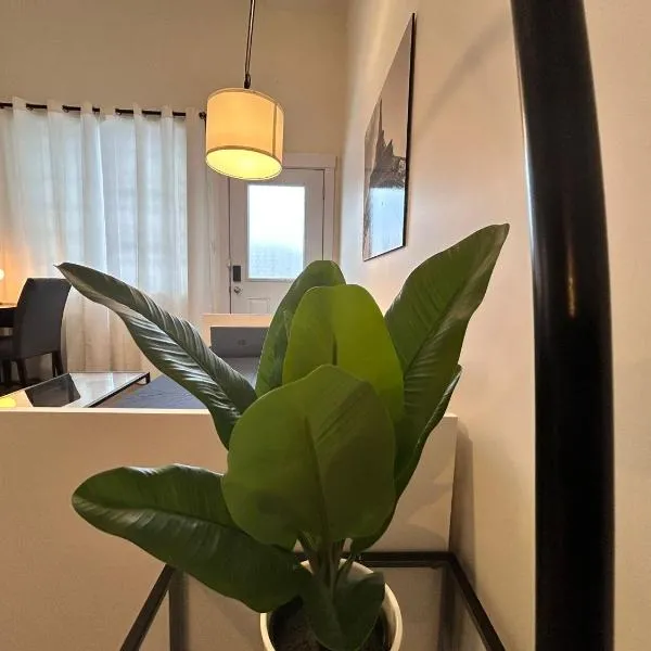 Spacious Family Suite with private Kitchenette and Laundry, hotel in Halifax