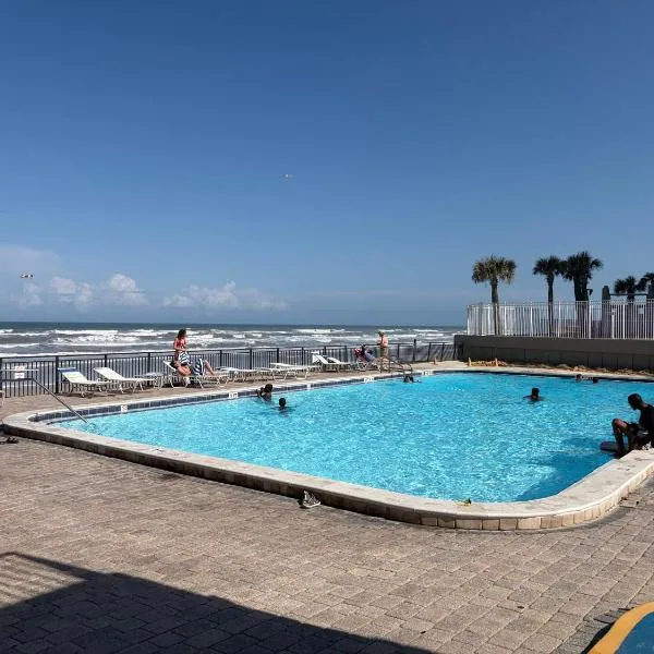 Single, Double or Quad Oceanview Studios - Direct Beach Access, Oceanfront Pool & Tiki, hotel i Daytona Beach Shores