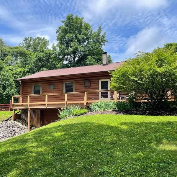 Relaxing Family Cabin with Pool &Hot Tub! Sleeps 5!, hotel em Nashville
