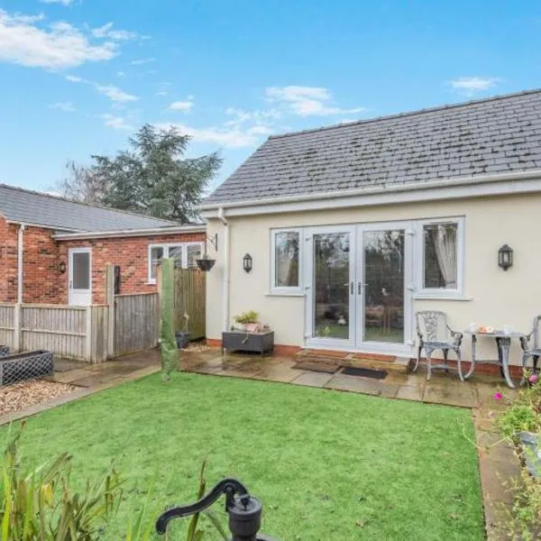 The Swallows Nest, Dog-Friendly Retreat with Garden, hotel i Marton