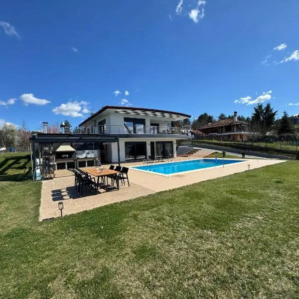 Luxury Villa Rafaela Οικογενειακή βίλα με ιδιωτική πισίνα, BBQ κ παιχνίδια Ιδανική για οικογένειες με παιδια, hotel en Grevená