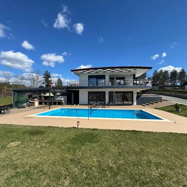 Viesnīca Luxury Villa Rafaela Οικογενειακή βίλα με ιδιωτική πισίνα, BBQ κ παιχνίδια Ιδανική για οικογένειες με παιδια pilsētā Grevena