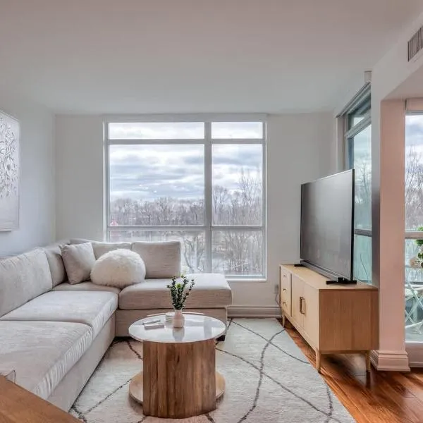 1BR Den Lake Facing Condo with Balcony & Parking, hotel em Toronto