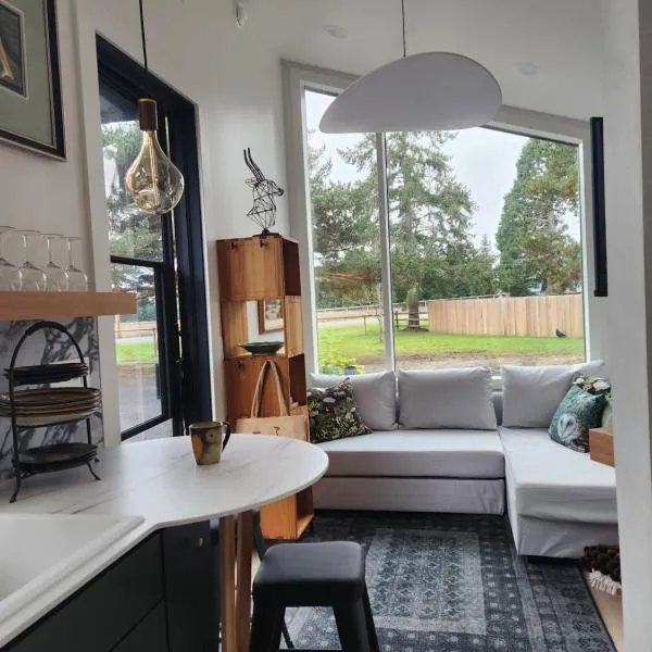 The Roost at Hidden Owl Farmstead - Luxury 1 Bdrm Cottage near Wineries and Lake, hotel a Eugene