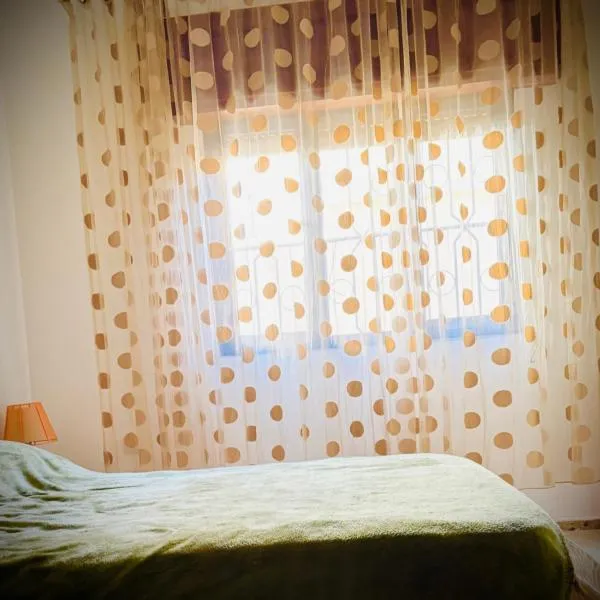 Cozy Private Room - Females only, hotel en Trípoli