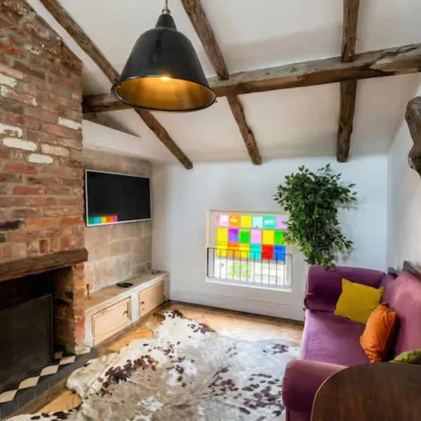 Beamed Village Apartment with Fireplace and Private Terrace, Castle Donington, hôtel à Castle Donington