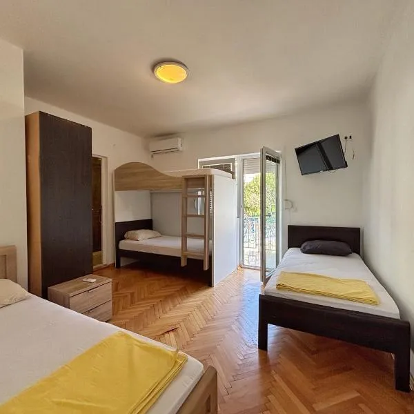 Vega's Hostel, hotel in Tivat