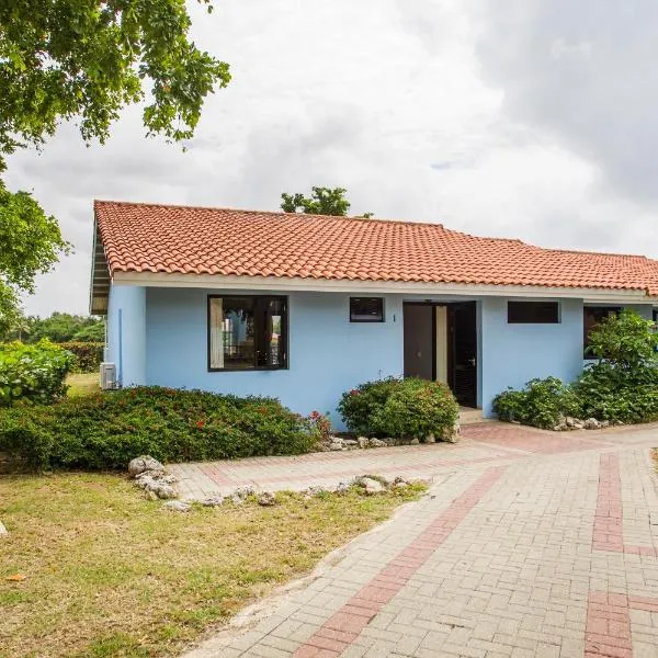 Cozy Bungalow in the Tropical Gardens of Blue Bay, Hotel in Blue Bay
