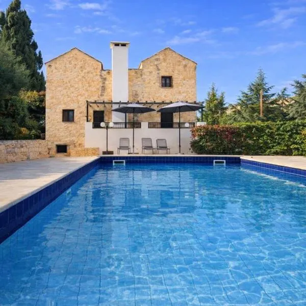Villa Penelope Luxury Escape with Pool in Crete، فندق في Douliana