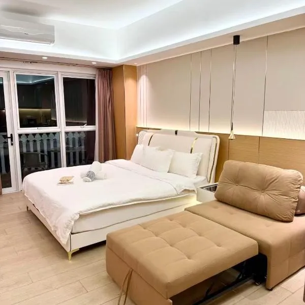 Venice Luxe Warm Nest, Pool, Netflix, Kitchen, Canal Mall Access, hotel u Malini