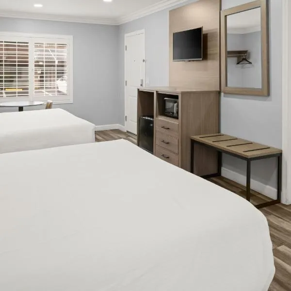 Lone Oak Lodge، فندق في مونتيري