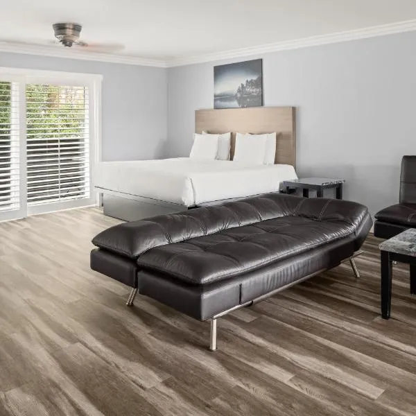 Lone Oak Lodge, hotelli kohteessa Monterey