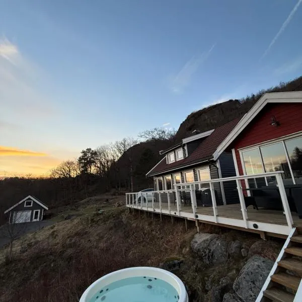 Landlig hytte med jacuzzi, hotel u gradu 'Lyngdal'