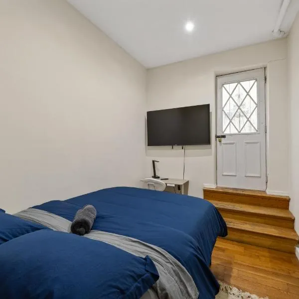 Steps from Times Square - Cozy Room - Shared Bath، فندق في نيويورك