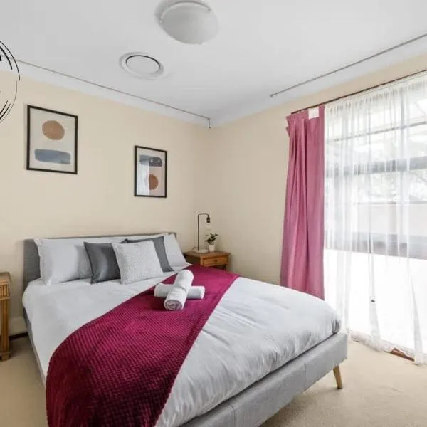 Tranquil Queen Room - Centrally Located at Milperra - Shared Bathroom, hotelli kohteessa Panania