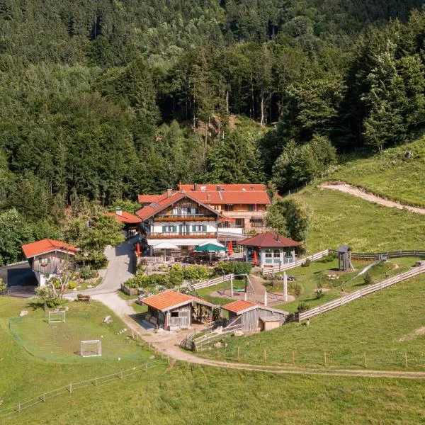 Berggasthof Hotel Duftbräu I Ruhige Alleinlage I Mitten im Grünen, hotel en Samerberg