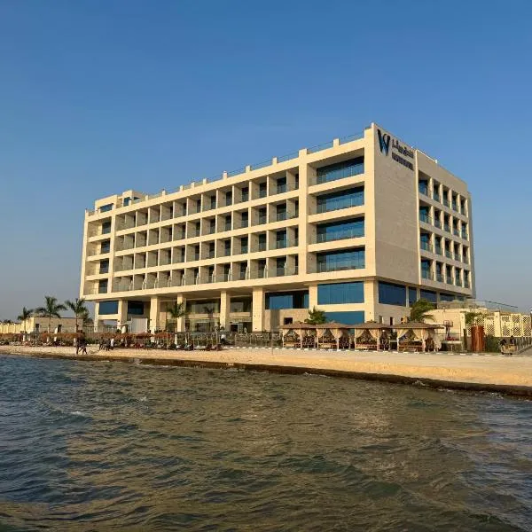 فندق ويفز، فندق في أملج