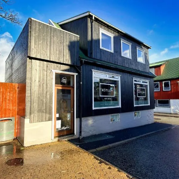 Penthouse Apartment with Balcony in City Centre and Private Parking, hotel Tórshavnban