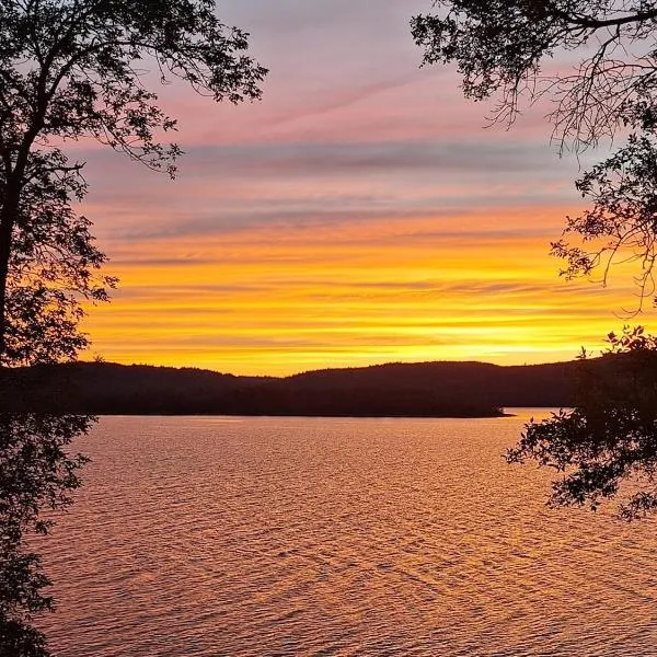 Beautiful Waterfront Apartment Quispamsis, NB, hotel en Catons Island