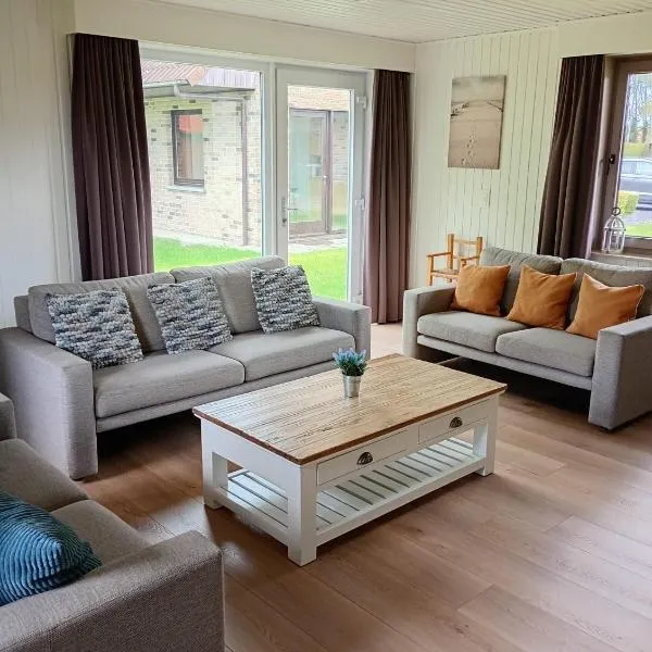 Family Bungalow De Strandjutter 8 people, מלון במידלקרק