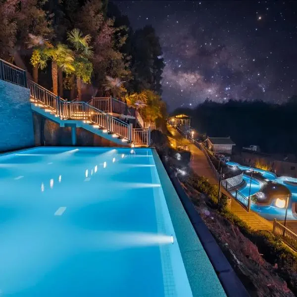 Viesnīca Phoenix Fairyland Hot Springs Hotel-best Grand Hotel l&swimming facilities-Sumptuous breakfast-only hot spring-10minute walk to the Town-free pick up pilsētā Fenhuana