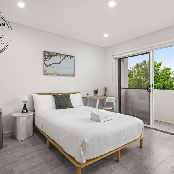 Sleek & Comfortable Double Room at Revesby with Shared Amenities, hotelli kohteessa Revesby