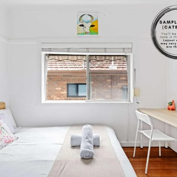 Private Double Room - Centrally Located At Ryde - Shared Bathroom, hotel sa Sydney