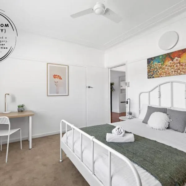 Bright Queen Room - Central Location at Ryde - Shared Bathroom, hotel sa Sydney