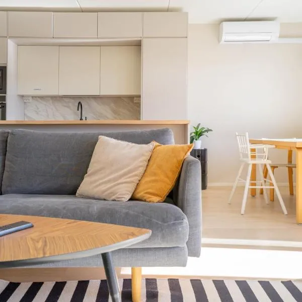 Moderni saunallinen asunto keskustassa ilmaisella parkkipaikalla, hotel i Järvenpää