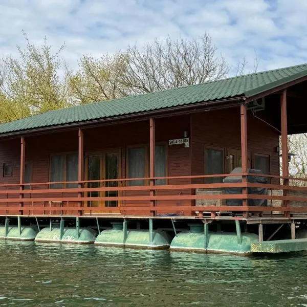 Houseboat - Beacon of happiness, hotel a Jarovce