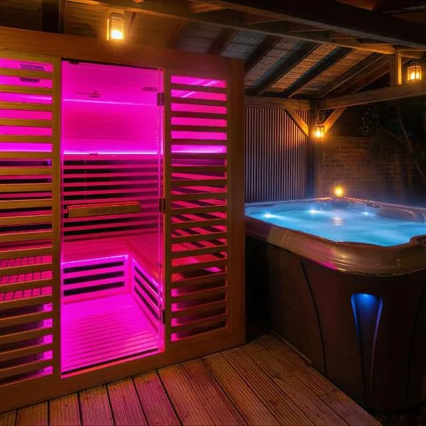 Modern Detached Home with Hot Tub & Infrared Sauna，Stifford的飯店